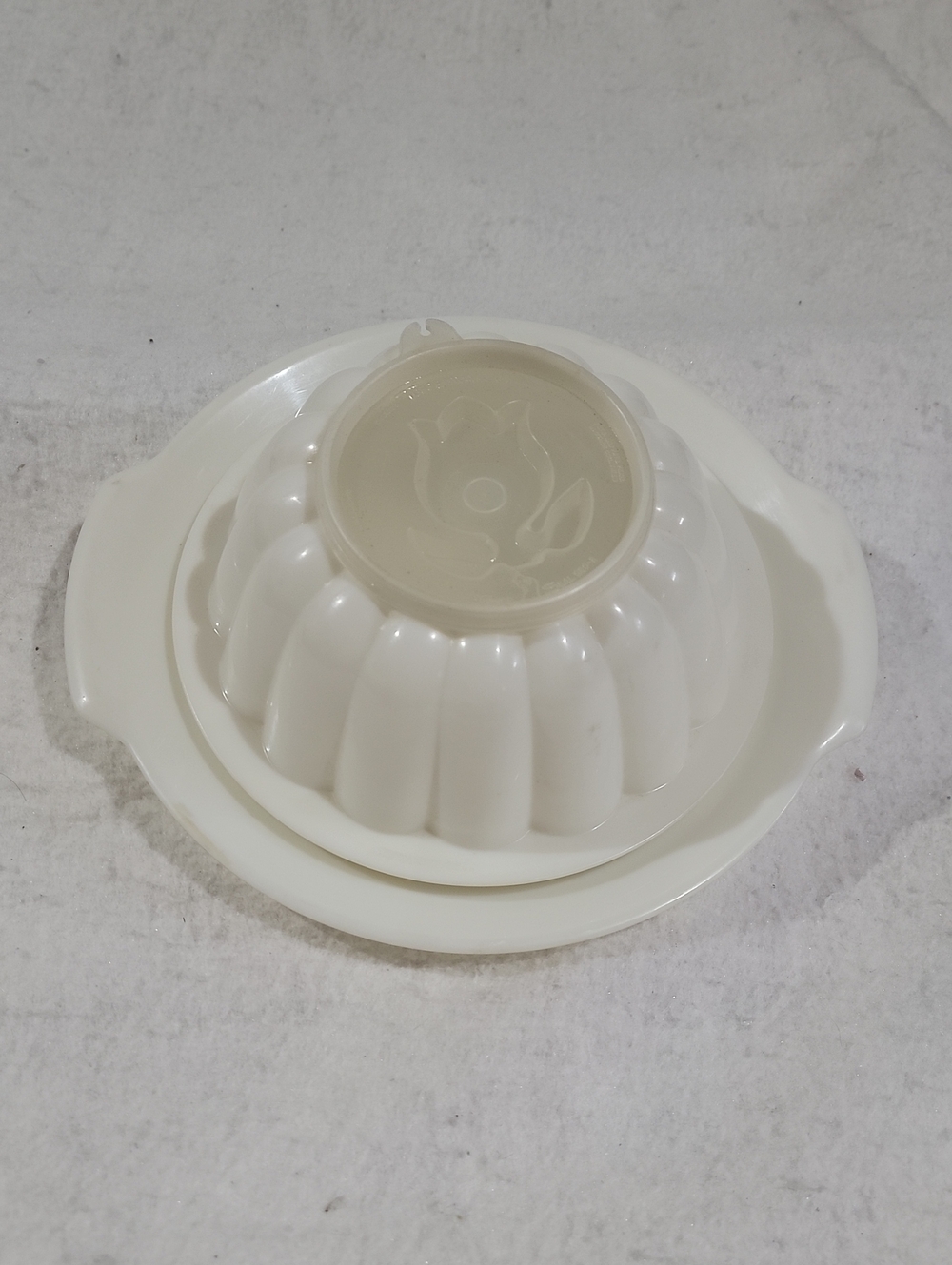 Tupperware Claasic White Jell and Serve Jello Mold with Serving Plate.